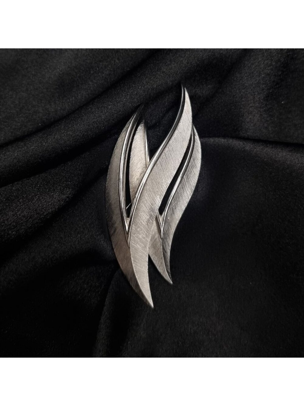 Vintage Crown TRIFARI Signed 1960's Silver-Tone Leaf Brooch Pin